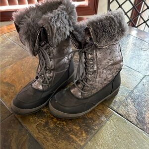 Stylish Gray Fur-Lined Women's Boots